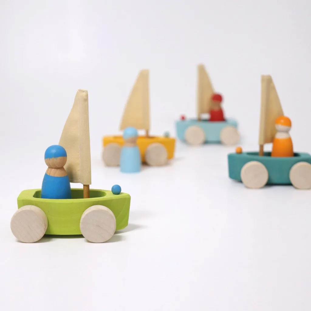 Grimm's Loose Parts | Veicoli E Piste | Barchetta a vela con ruote - 4 varianti