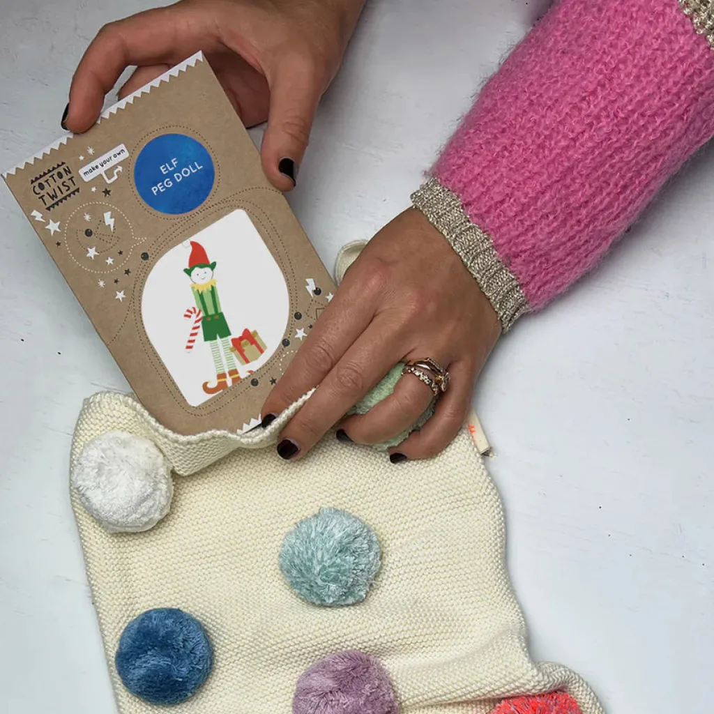 Cotton Twist Estate | Kit Creativi | Kit Crea la tua Bambola Pegdoll Elfo di Babbo Natale