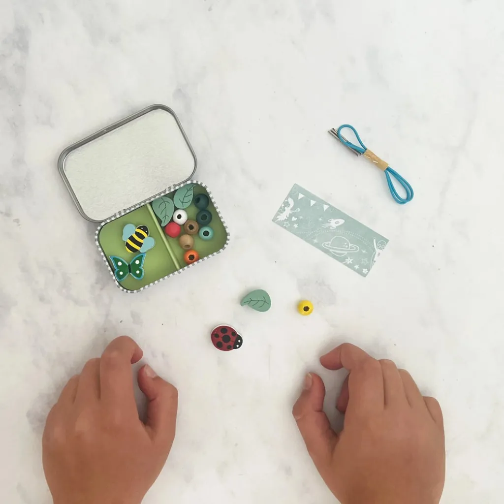 Cotton Twist Insetti | Kit Creativi | Mini Kit per Creare Braccialetti Scatola in Latta - Insetti -